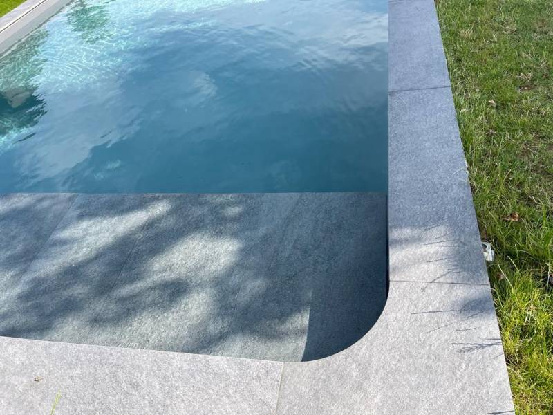 Margelle en gré cérame de chez Albatre Piscine et Spas 