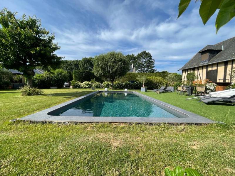 Intégration d'un beau bassin dans cadre Normand avec albâtre Piscines et Spas